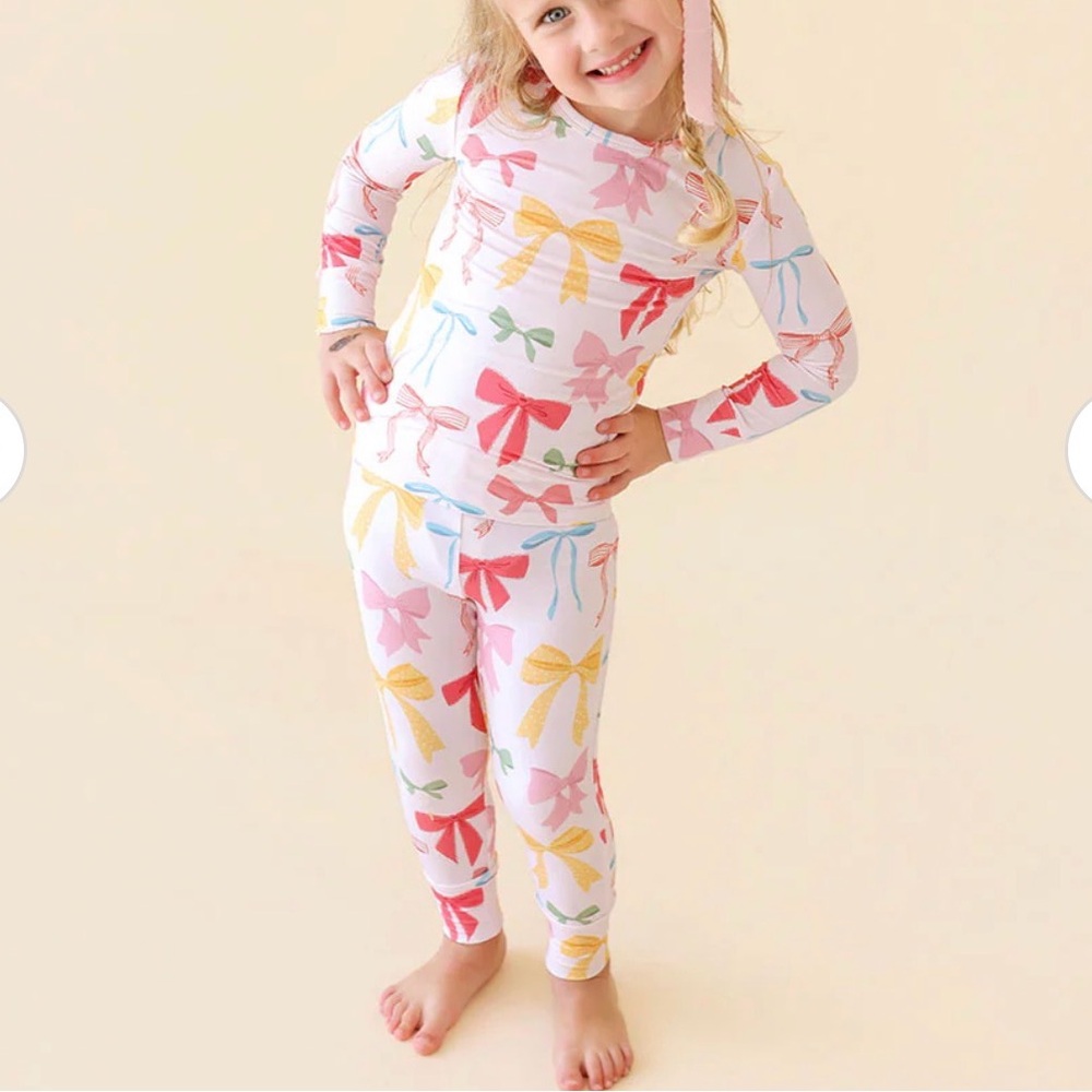 Posh Peanut Classic Pajama Set Shawna Bow Print Size 2T NWT - Picture 3 of 4
